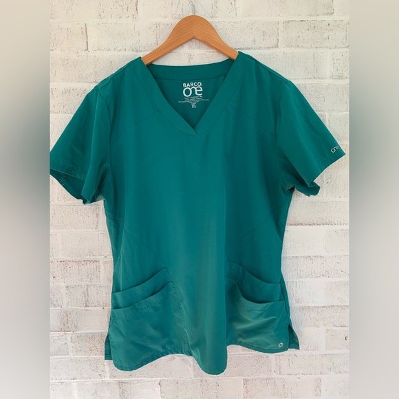 Barco One Green Woman’s Scrub Top with Pocket XL - Picture 2 of 8